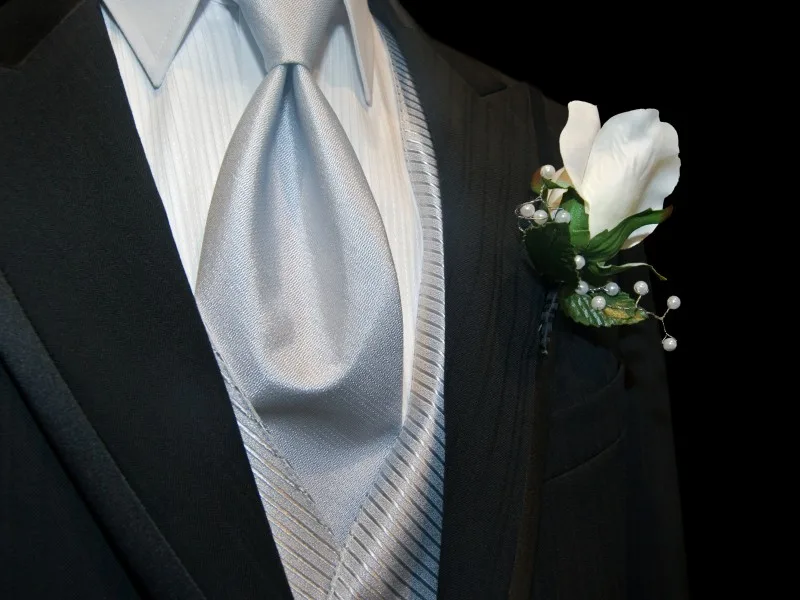 Бутоньерка из белой розы с жемчужинами